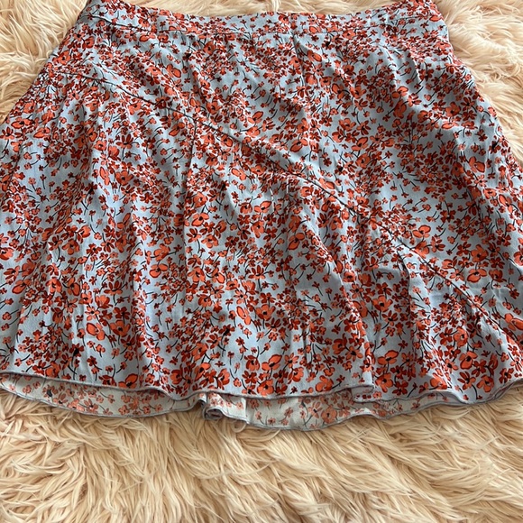 2/$20 H&M floral skirt 😍 🌺 - Picture 3 of 7